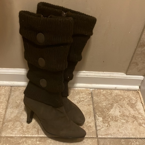 Adorable calf high brown heeled sweater boots w/ button accents, size 7.5 - Picture 2 of 2